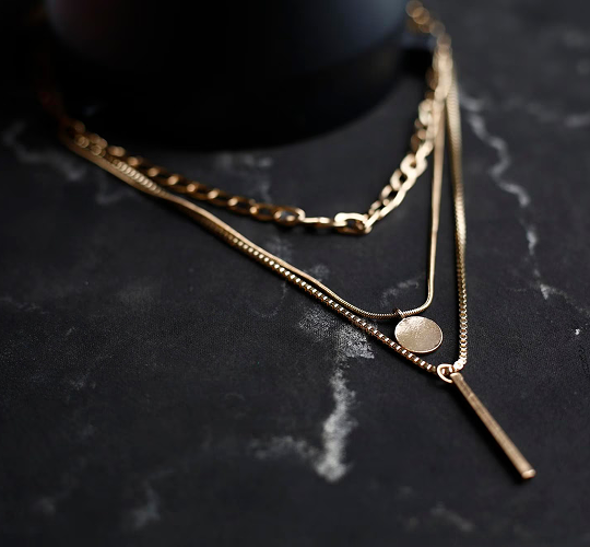 collar luz dorada